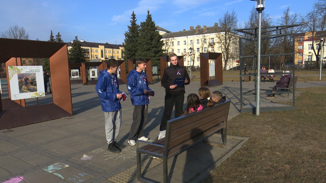 Две патриотические акции провели сегодня Волонтеры Победы в Пскове в канун Дня воссоединения Крыма с Россией