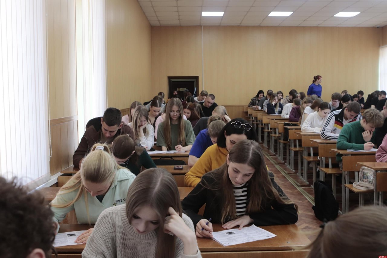 Пятый «Олимпийский диктант» собрал почти тысячу участников в Псковской области Пятый «Олимпийский диктант» собрал почти тысячу участников в Псковской области