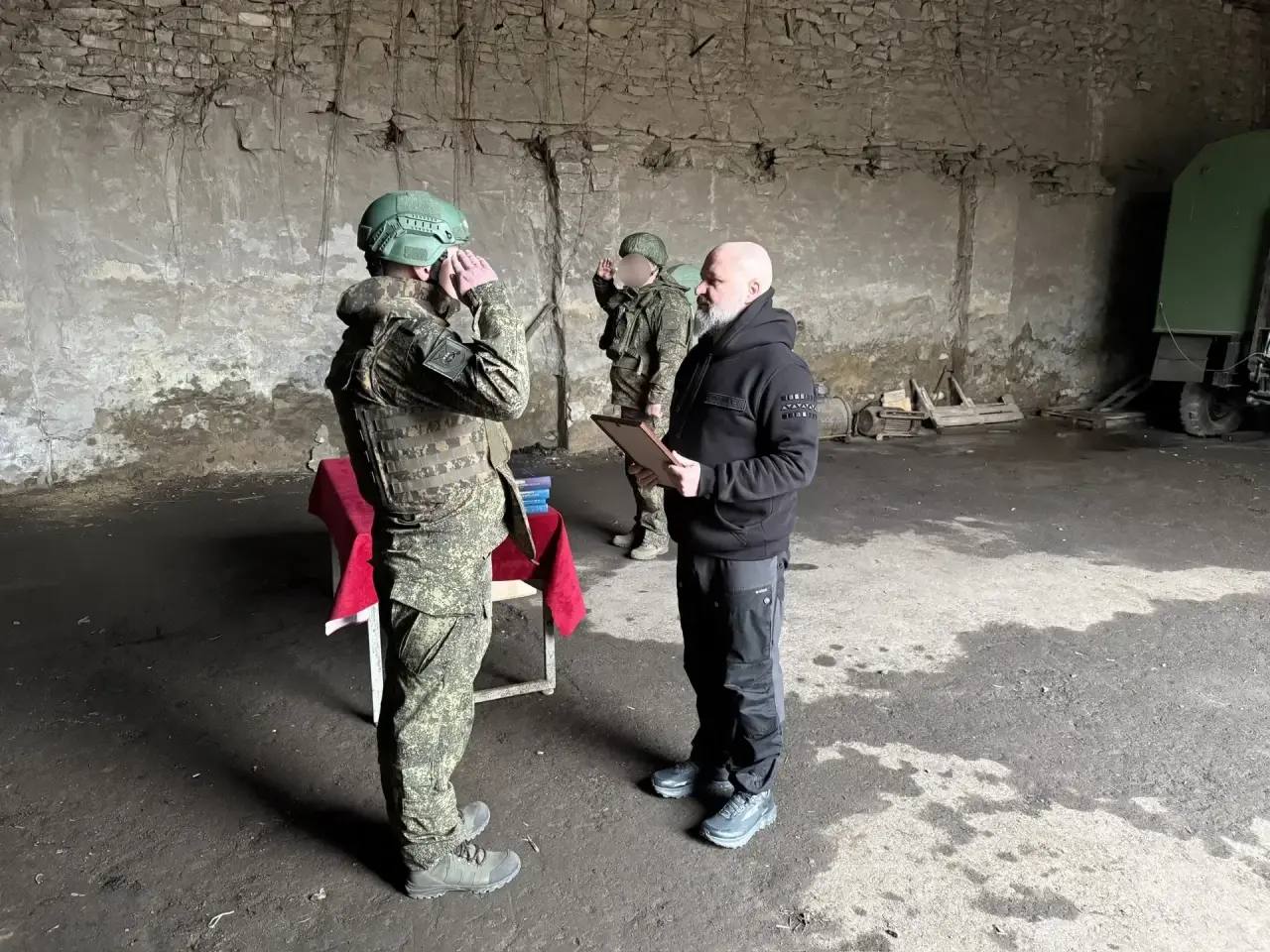 Михаил Ведерников: По моему поручению Руководитель Аппарата Правительства Псковской области Андрей ВЬЮНОВ посетил пункт временной дислокации 77-го гвардейского зенитного ракетного полка, чтобы лично вручить бойцам... Михаил Ведерников: По моему поручению Руководитель Аппарата Правительства Псковской области Андрей ВЬЮНОВ посетил пункт временной дислокации 77-го гвардейского зенитного ракетного полка, чтобы лично вручить бойцам...