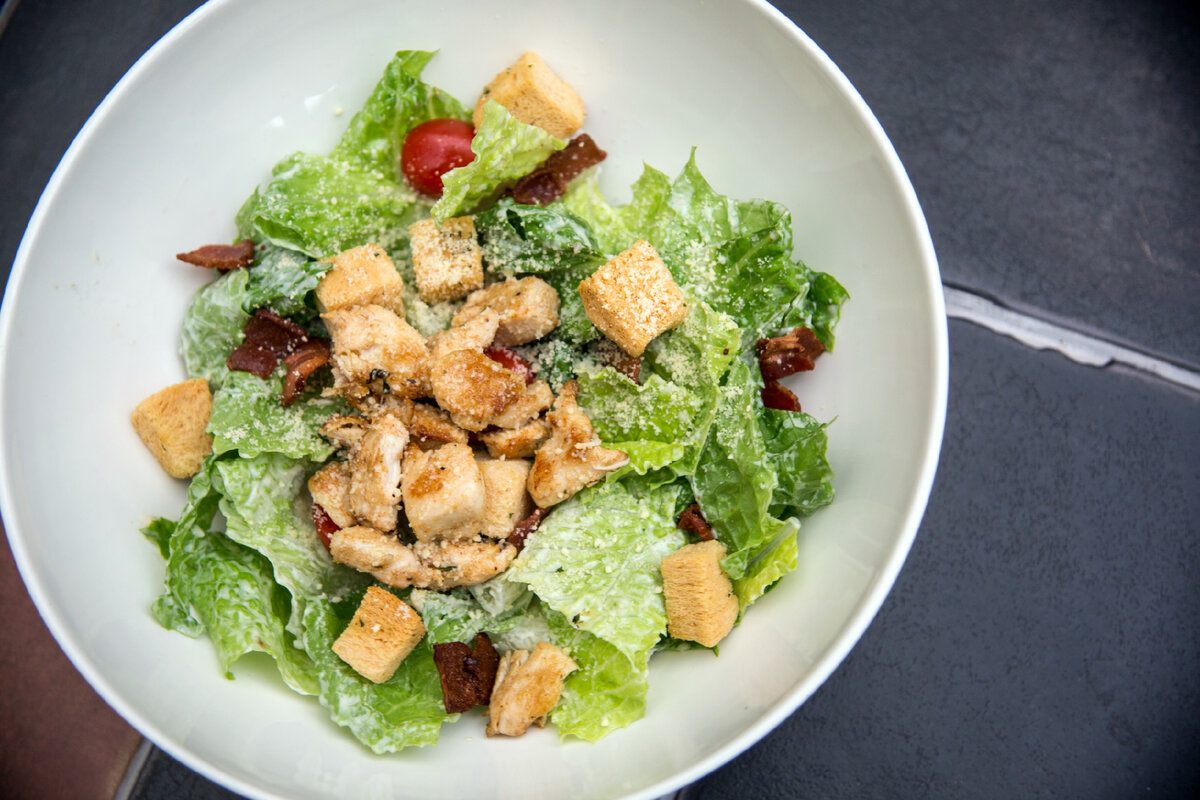 Салат 'Цезарь': секреты идеального блюда с изысканным вкусом