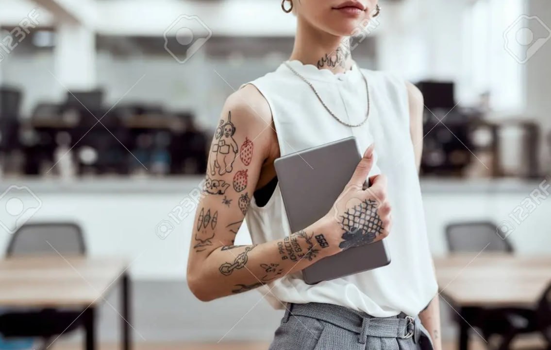 В 2026 году 11% рекрутеров признались, что соискателям отказывали в работе из-за татуировок, говорится в исследовании SuperJob