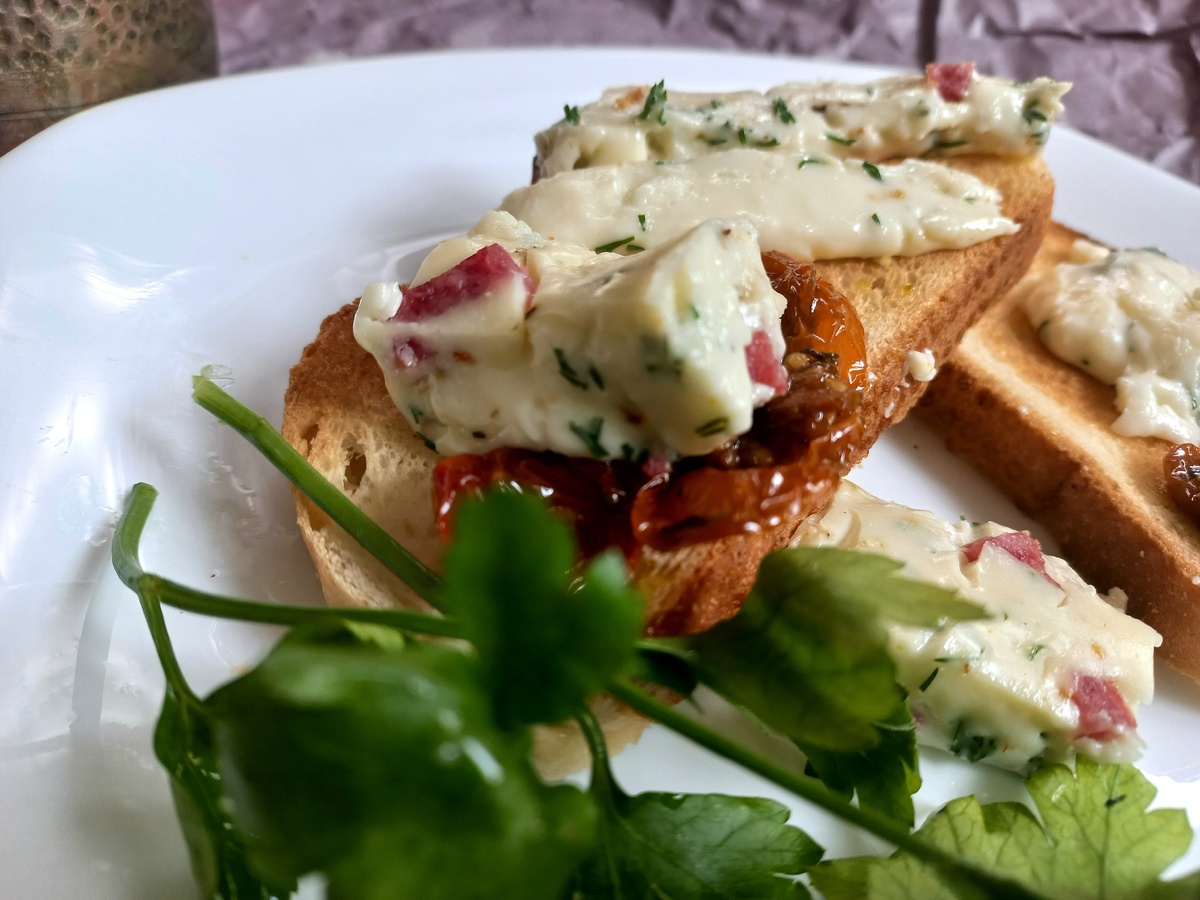 Как приготовить домашний плавленый сыр за 15 минут: легкий и вкусный рецепт