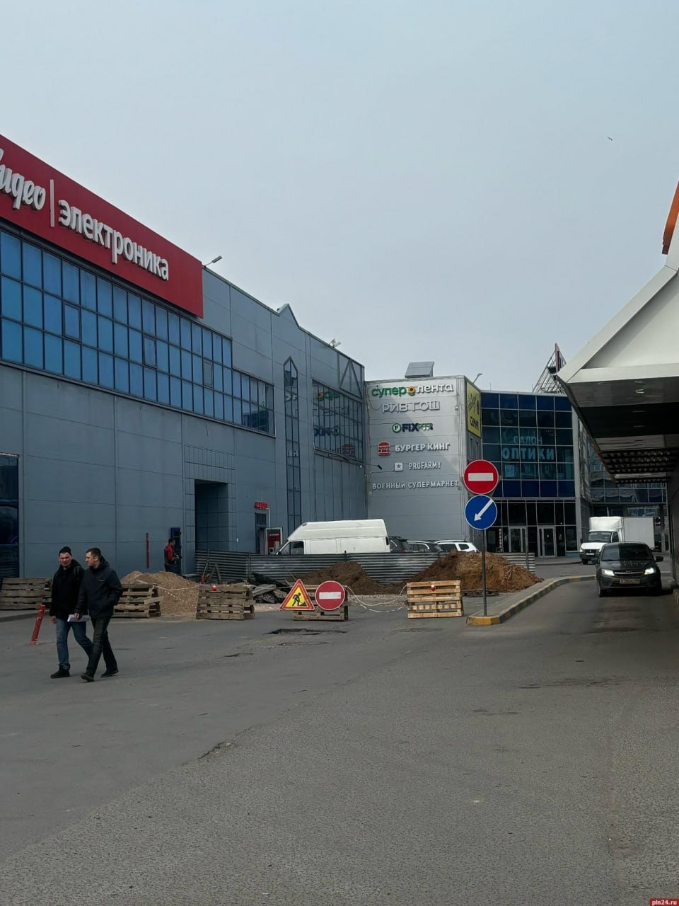 Проезд между «Империалом» и «Вкусно и точка» в Пскове перекрыт из-за ремонта