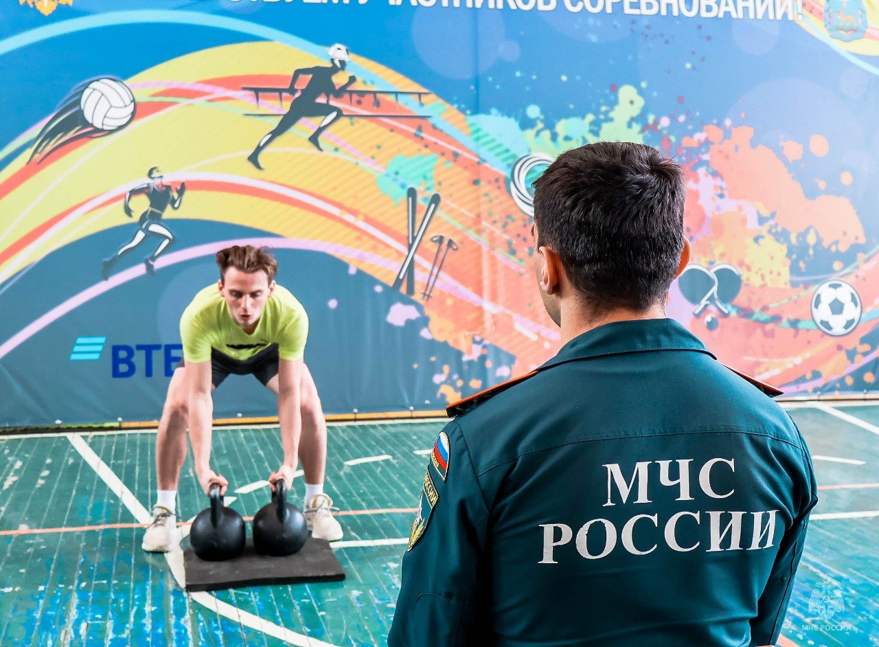От гирь до медалей. Вчера в Главном управлении состоялся чемпионат по гиревому спорту с участием команд 1-го и 2-го пожарно-спасательных отрядов, управления надзорной деятельности и профилактической работы, управлений и...
