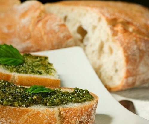 Вкусные гренки с соусом песто