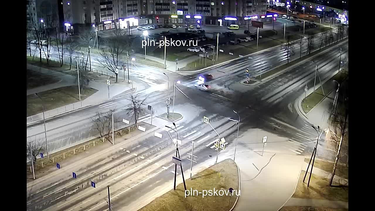 Столкновение двух автомашин произошло в Пскове на перекрестке улицы Труда и Звездной