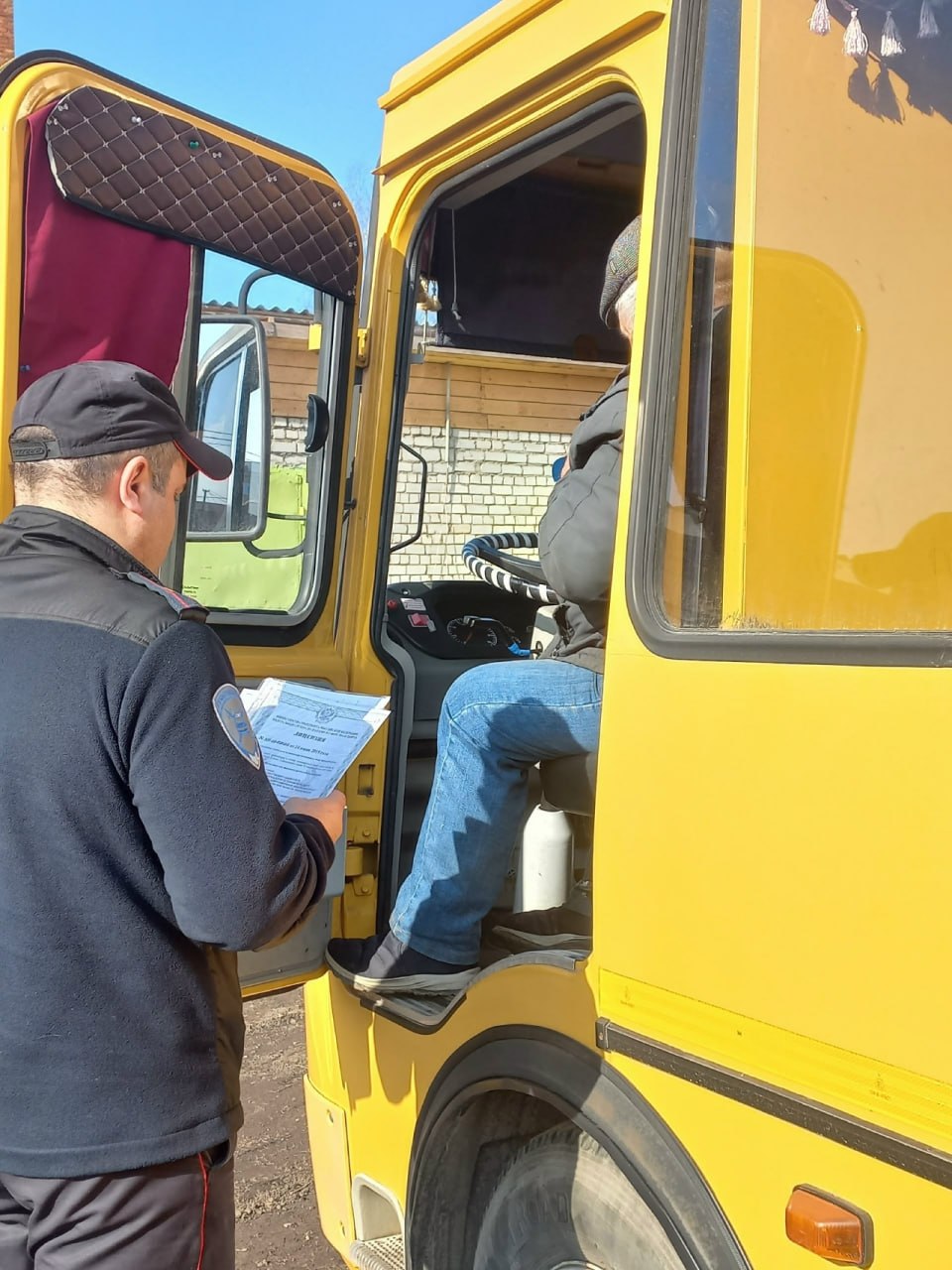 Техническое состояние школьных автобусов проверили в Порховском районе