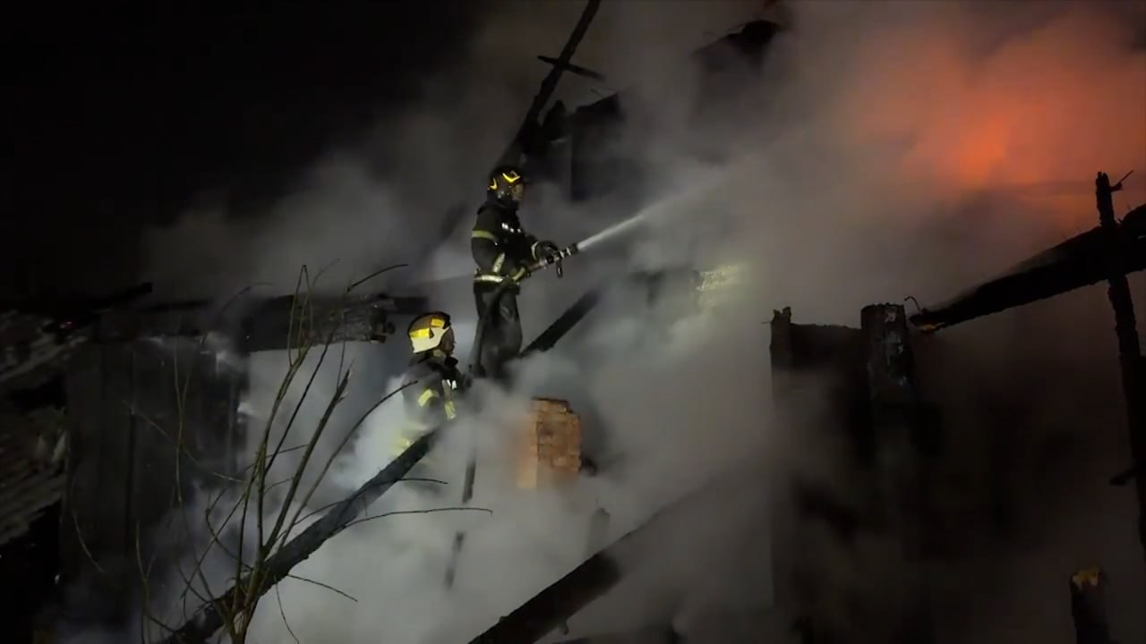 В Пскове сегодняшней ночью горел жилой дом В Пскове сегодняшней ночью горел жилой дом