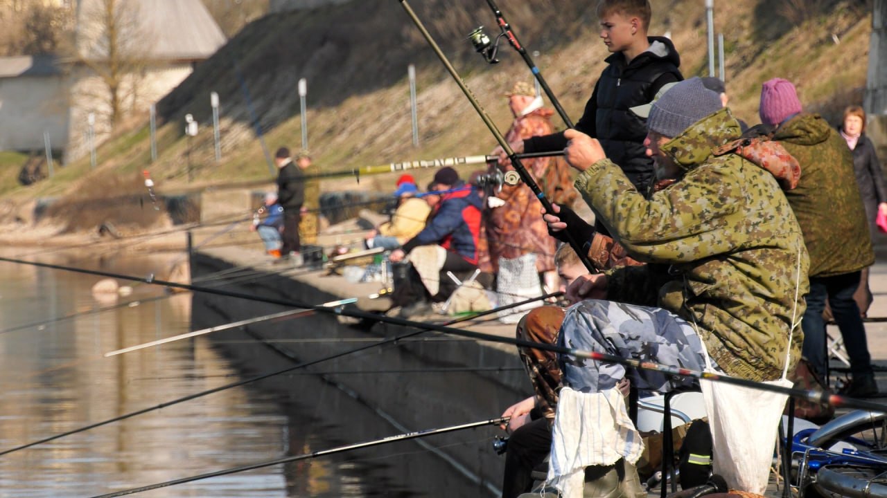 С приходом весны река Великая становится главной точкой притяжения Пскова для рыбаков С приходом весны река Великая становится главной точкой притяжения Пскова для рыбаков