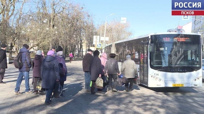 Приходится в буквальном смысле стоять друг на друге