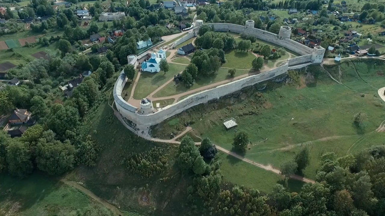 Прогуляться по набережной, встретить лебедей, посетить музеи и насладиться красотами Псковской области Прогуляться по набережной, встретить лебедей, посетить музеи и насладиться красотами Псковской области