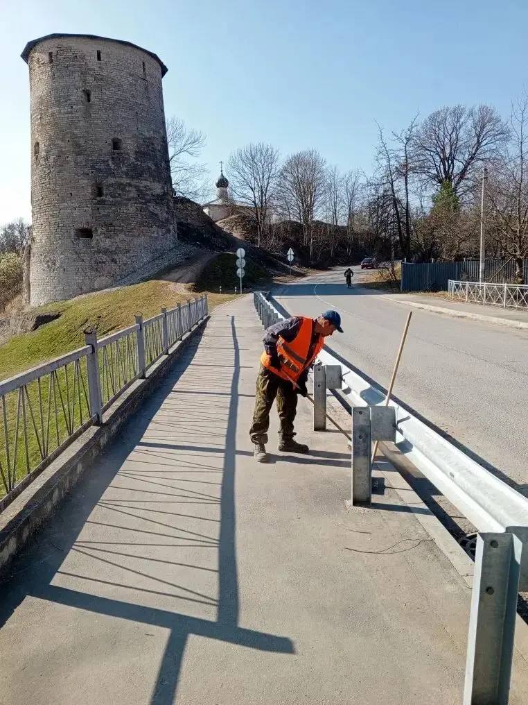 Елкин Борис: Коммунальщики продолжают борьбу с грязью и мусором на улицах города Елкин Борис: Коммунальщики продолжают борьбу с грязью и мусором на улицах города