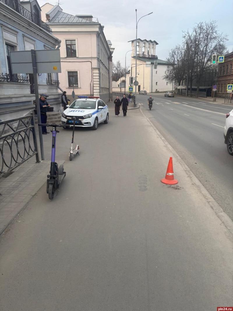 10-летняя девочка пострадала при столкновении двух электросамокатов в Пскове