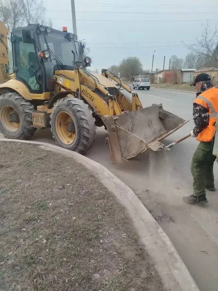 Елкин Борис: Коммунальщики продолжают борьбу с грязью и мусором на улицах города Елкин Борис: Коммунальщики продолжают борьбу с грязью и мусором на улицах города