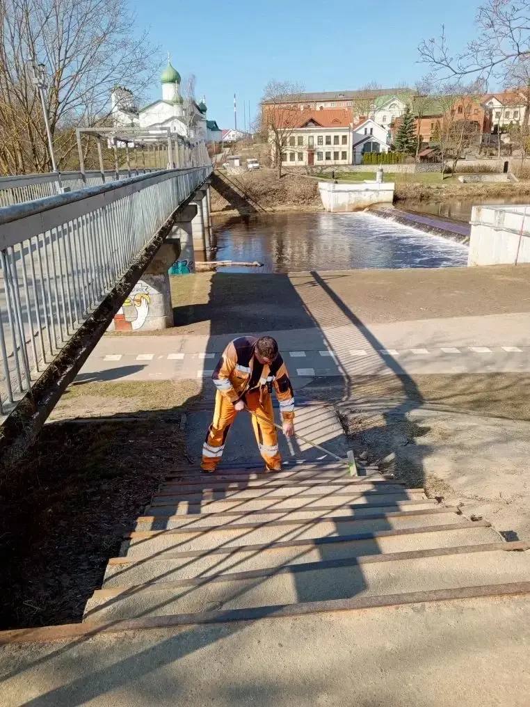 Елкин Борис: Коммунальщики продолжают борьбу с грязью и мусором на улицах города Елкин Борис: Коммунальщики продолжают борьбу с грязью и мусором на улицах города