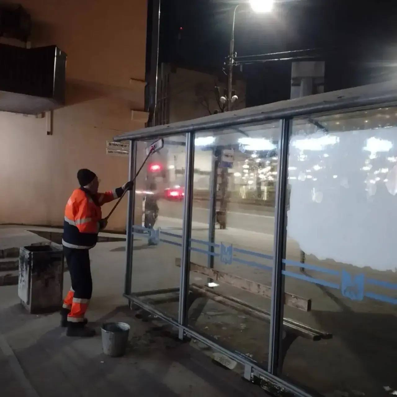 Елкин Борис: Коммунальщики продолжают борьбу с грязью и мусором на улицах города Елкин Борис: Коммунальщики продолжают борьбу с грязью и мусором на улицах города