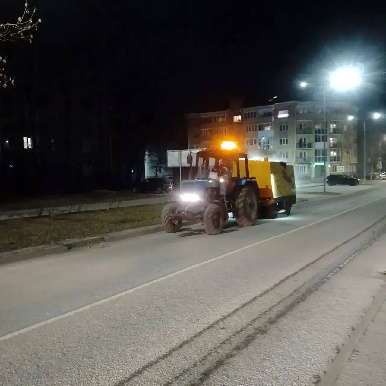 Елкин Борис: Коммунальщики продолжают борьбу с грязью и мусором на улицах города Елкин Борис: Коммунальщики продолжают борьбу с грязью и мусором на улицах города