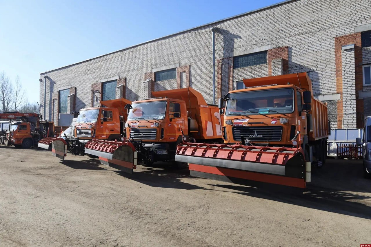Три новые комбинированные дорожные машины поступили в «Псковавтодор» Три новые комбинированные дорожные машины поступили в «Псковавтодор»