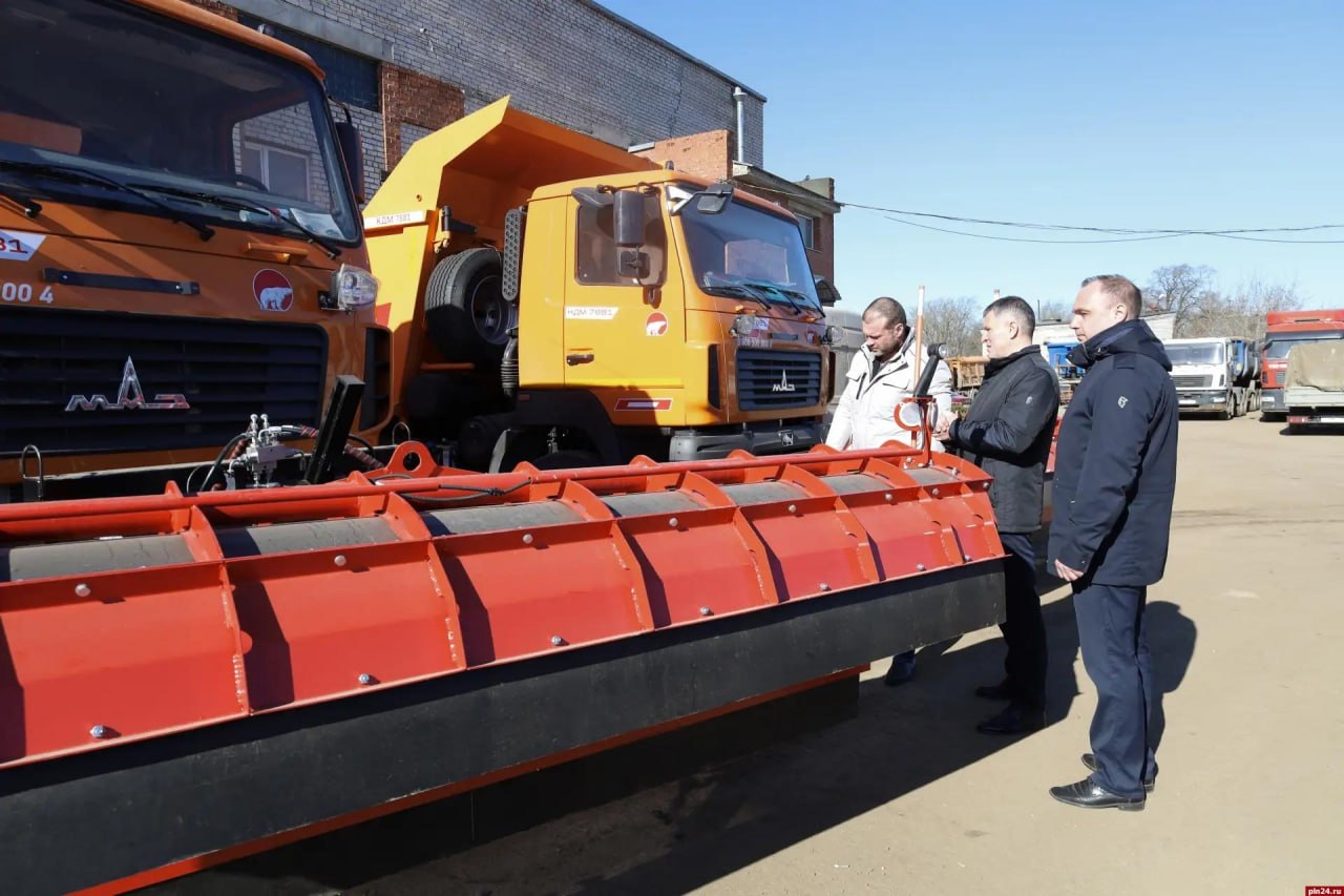Три новые комбинированные дорожные машины поступили в «Псковавтодор» Три новые комбинированные дорожные машины поступили в «Псковавтодор»