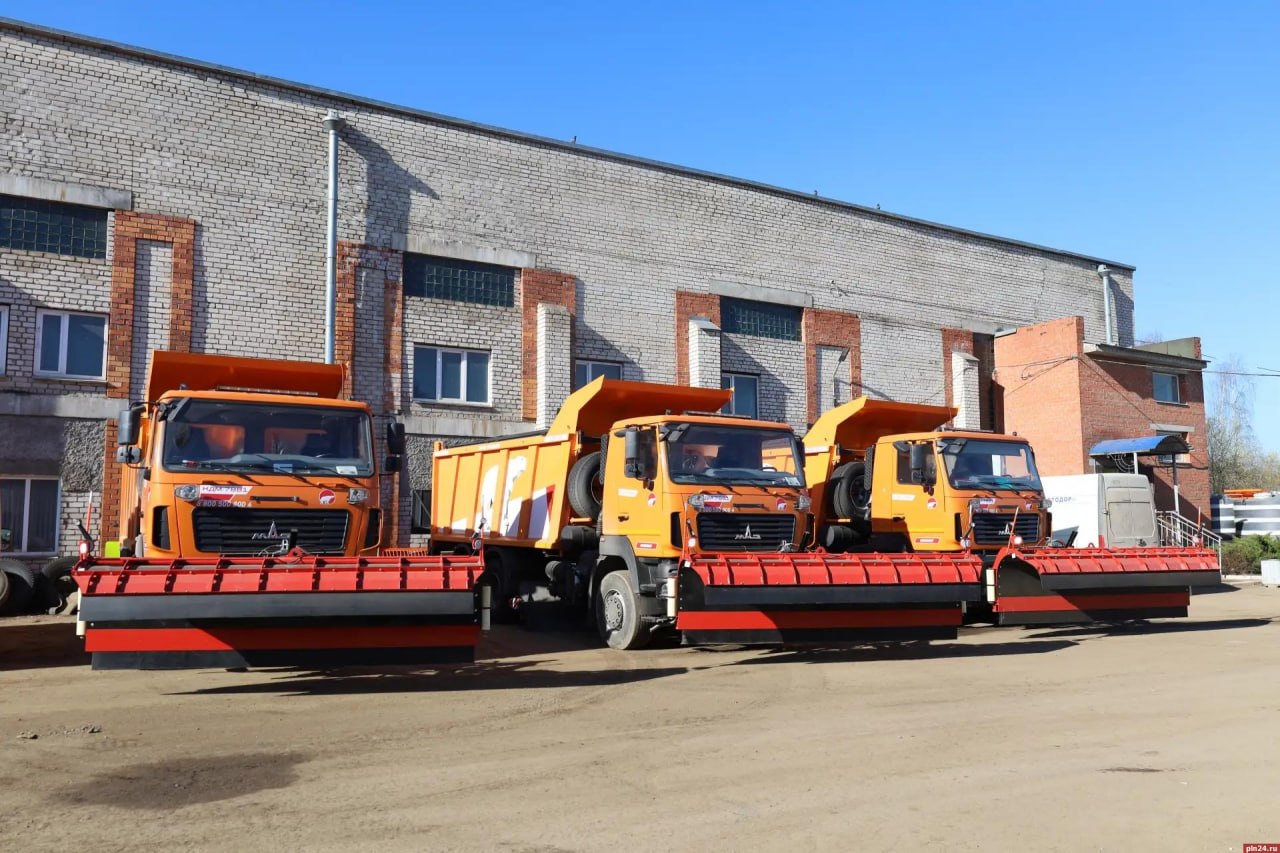 Три новые комбинированные дорожные машины поступили в «Псковавтодор»