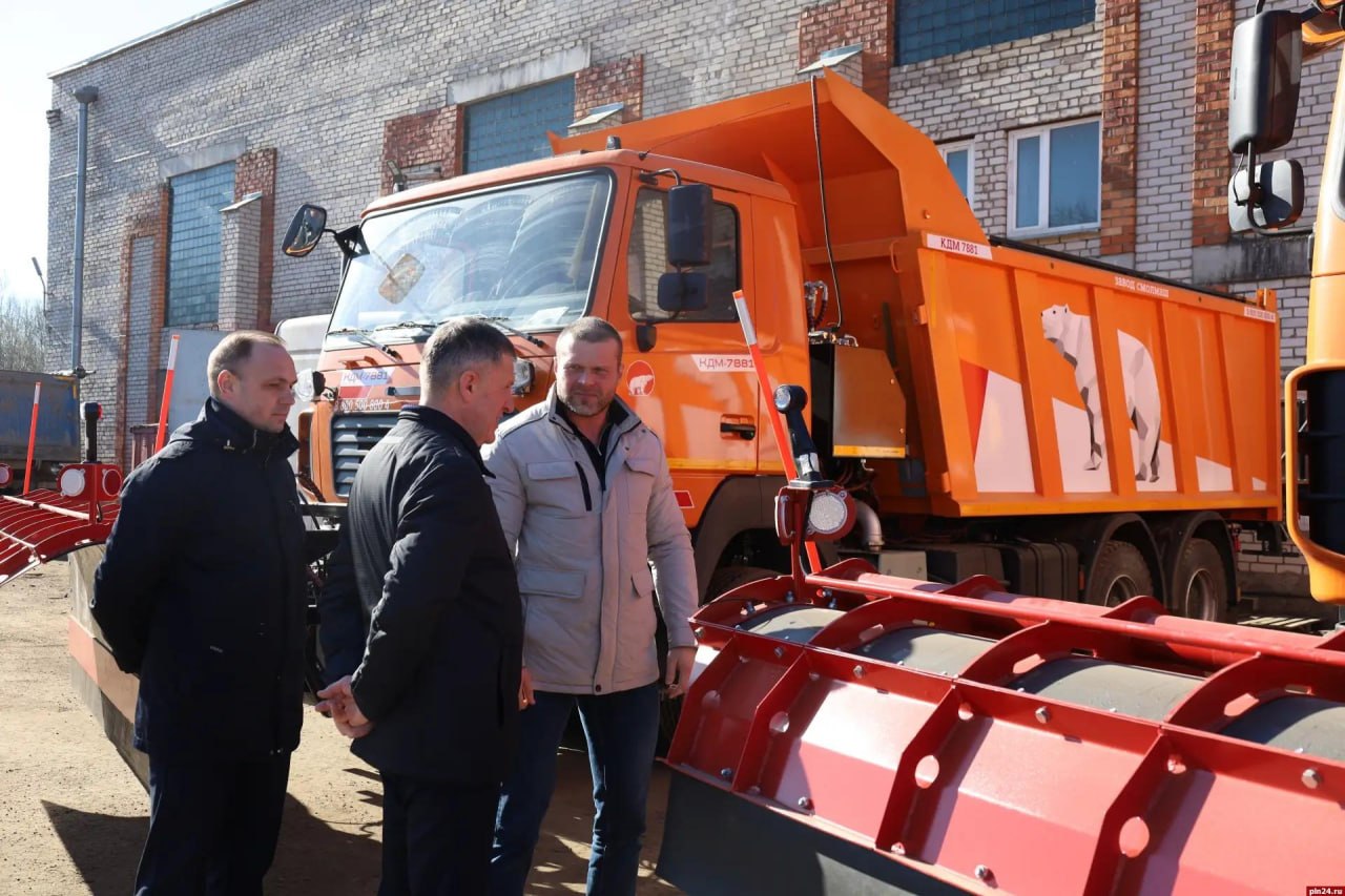 Три новые комбинированные дорожные машины поступили в «Псковавтодор» Три новые комбинированные дорожные машины поступили в «Псковавтодор»