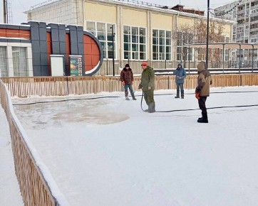 На Торговой площади лед блестит благодаря горячей воде