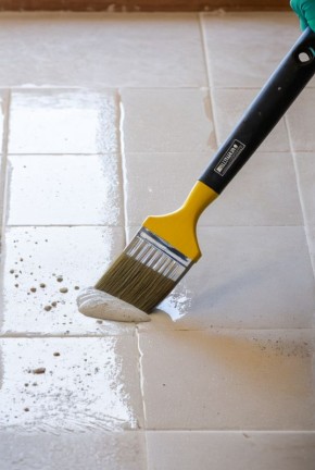 Секреты эффективной уборки: как удалить цемент и затирку с плитки