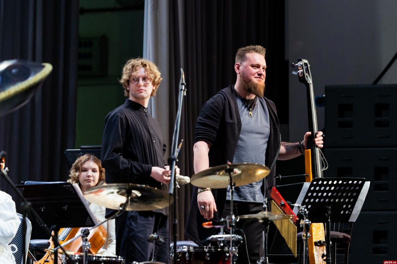 В Пскове прошел концерт «Музыкальная палитра»: ханг, хомус, гусли и балалайка звучали на одной сцене В Пскове прошел концерт «Музыкальная палитра»: ханг, хомус, гусли и балалайка звучали на одной сцене