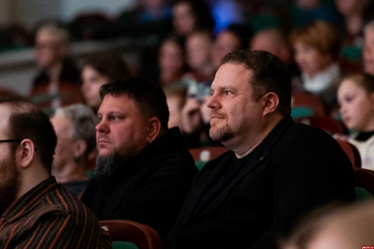 В Пскове прошел концерт «Музыкальная палитра»: ханг, хомус, гусли и балалайка звучали на одной сцене В Пскове прошел концерт «Музыкальная палитра»: ханг, хомус, гусли и балалайка звучали на одной сцене