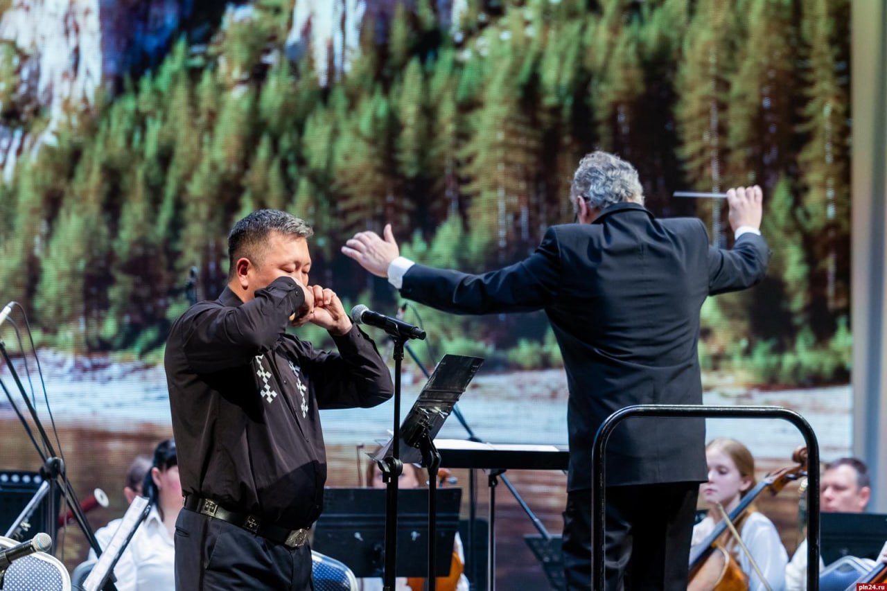 В Пскове прошел концерт «Музыкальная палитра»: ханг, хомус, гусли и балалайка звучали на одной сцене В Пскове прошел концерт «Музыкальная палитра»: ханг, хомус, гусли и балалайка звучали на одной сцене