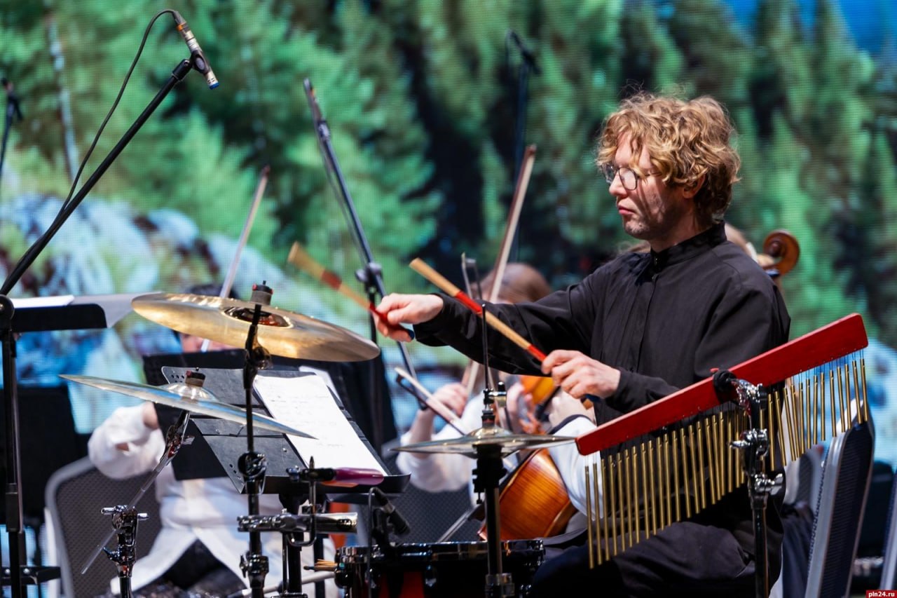 В Пскове прошел концерт «Музыкальная палитра»: ханг, хомус, гусли и балалайка звучали на одной сцене В Пскове прошел концерт «Музыкальная палитра»: ханг, хомус, гусли и балалайка звучали на одной сцене