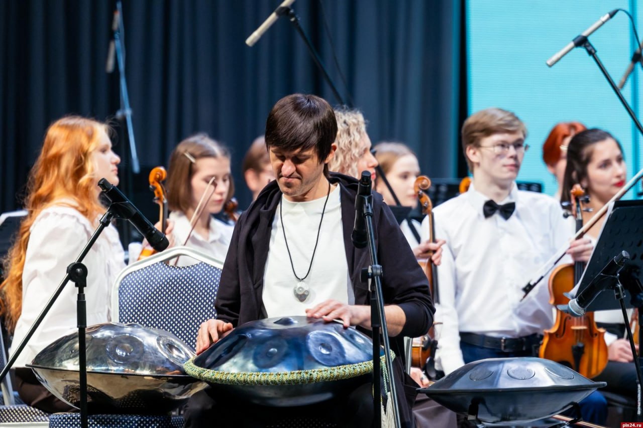 В Пскове прошел концерт «Музыкальная палитра»: ханг, хомус, гусли и балалайка звучали на одной сцене В Пскове прошел концерт «Музыкальная палитра»: ханг, хомус, гусли и балалайка звучали на одной сцене