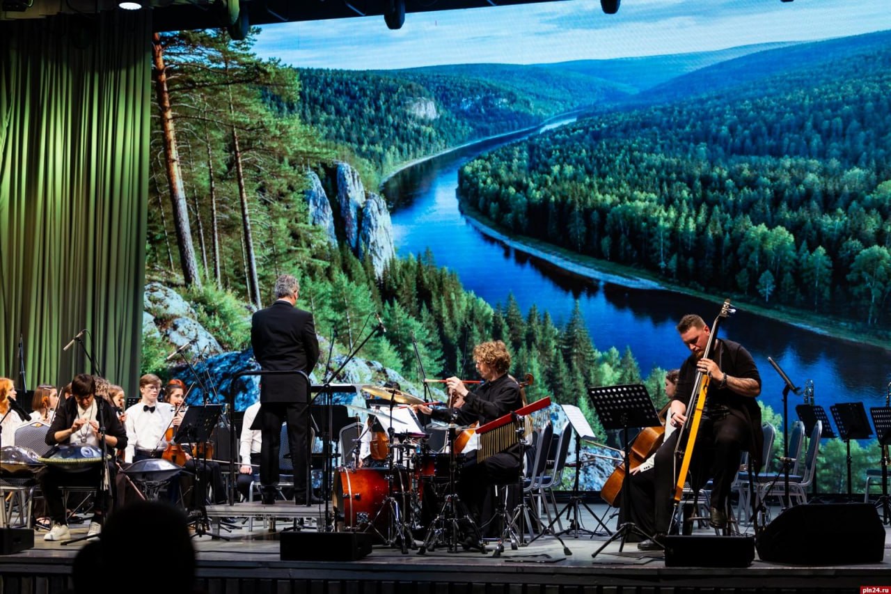 В Пскове прошел концерт «Музыкальная палитра»: ханг, хомус, гусли и балалайка звучали на одной сцене В Пскове прошел концерт «Музыкальная палитра»: ханг, хомус, гусли и балалайка звучали на одной сцене