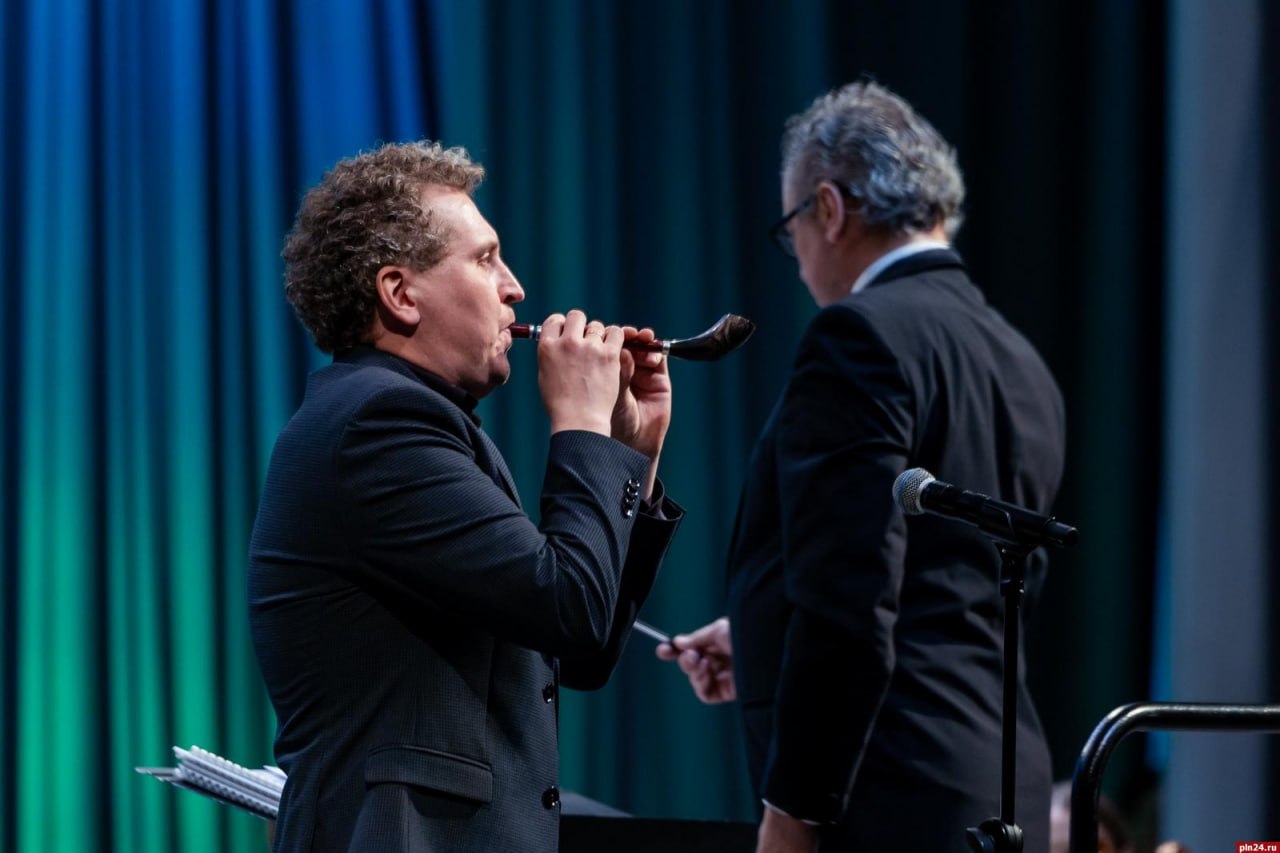 В Пскове прошел концерт «Музыкальная палитра»: ханг, хомус, гусли и балалайка звучали на одной сцене В Пскове прошел концерт «Музыкальная палитра»: ханг, хомус, гусли и балалайка звучали на одной сцене