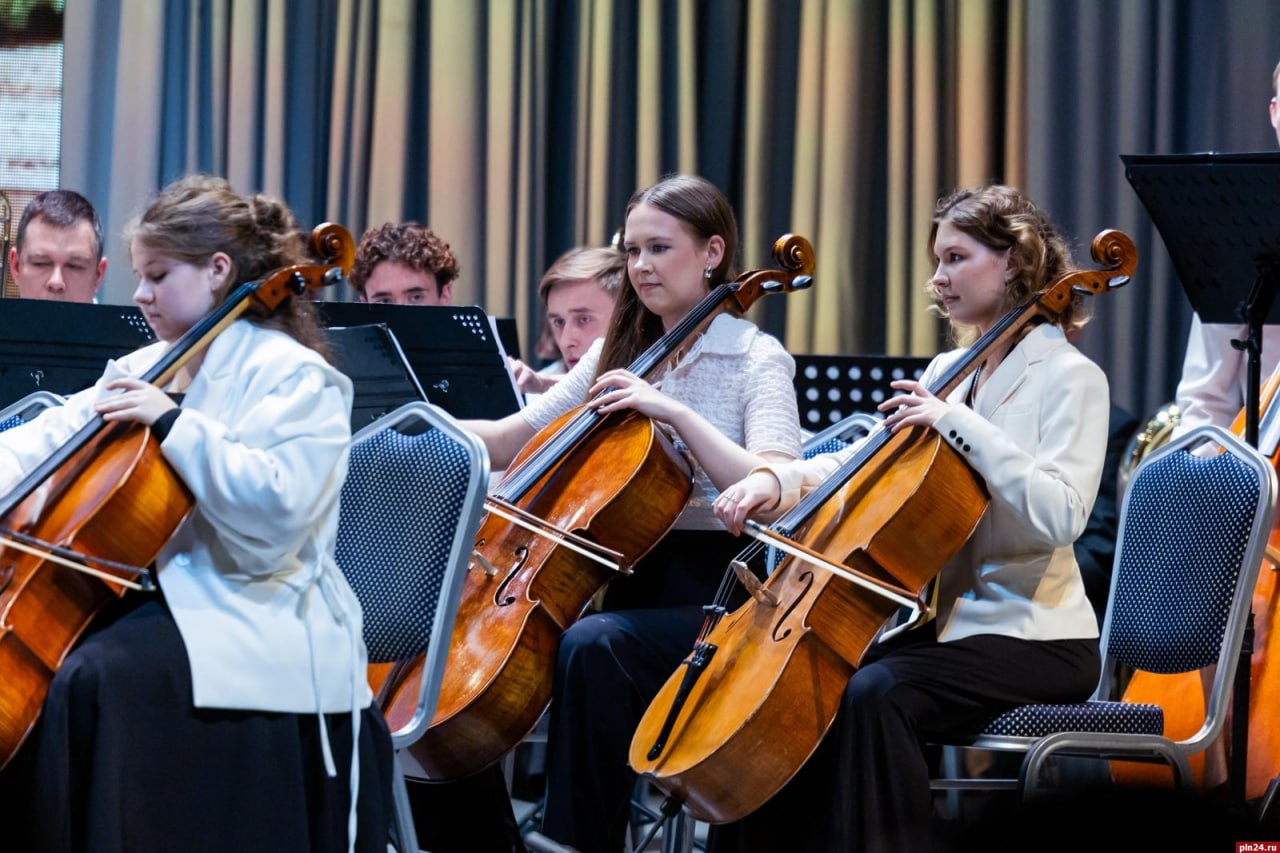 В Пскове прошел концерт «Музыкальная палитра»: ханг, хомус, гусли и балалайка звучали на одной сцене