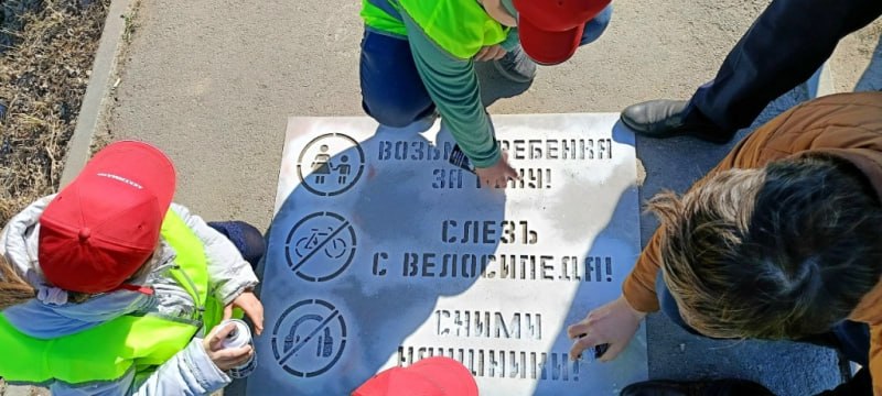 Сними наушники и слезь с велосипеда: в Порхове появились визуальные сигналы для пешеходов