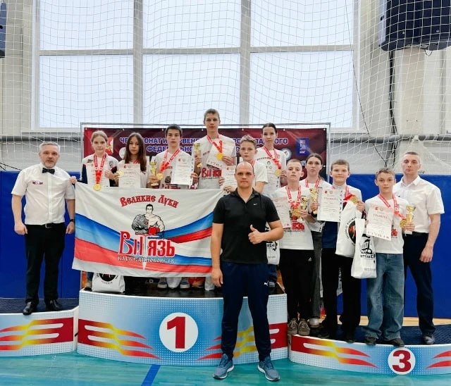 Великолукские кикбоксеры выиграли десять медалей на чемпионате и первенстве Северо-Западного федерального округа