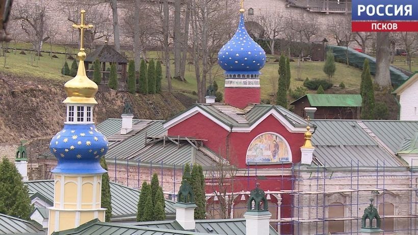 В Псково-Печерском монастыре завершается реставрация Сретенской церкви, полным ходом идут работы в Благовещенском храме и в Ризнице