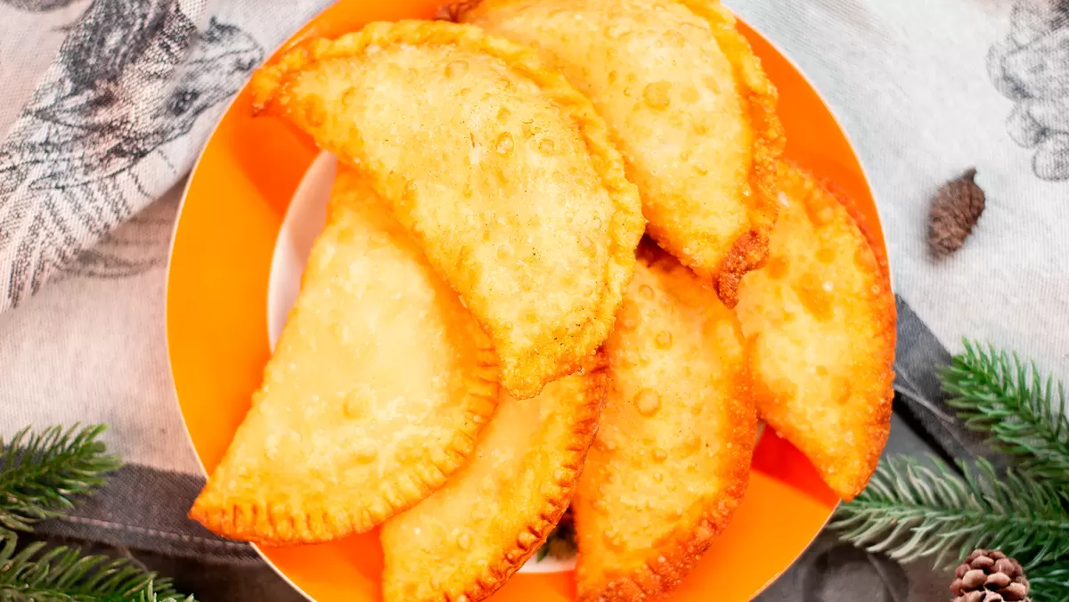 Сочные чебуреки с курицей и креветками