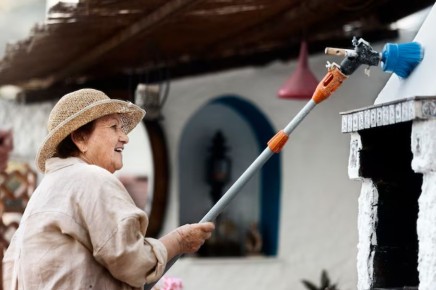 Как убрать дом после 60 лет и остаться в хорошей форме: 6 жизненных хитростей