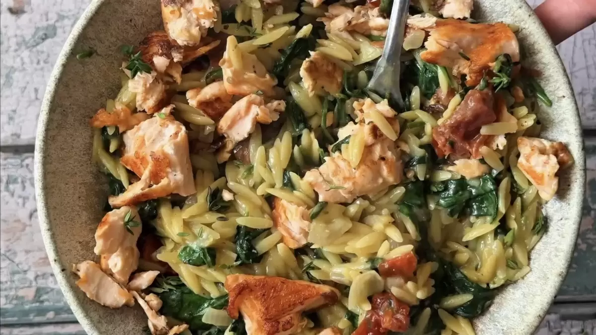 Сливочный орзо с лососем, шпинатом и вялеными томатами