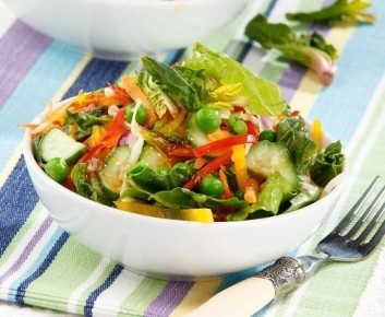 Вкус весны: яркий витаминный салат с чесночно-медовым соусом