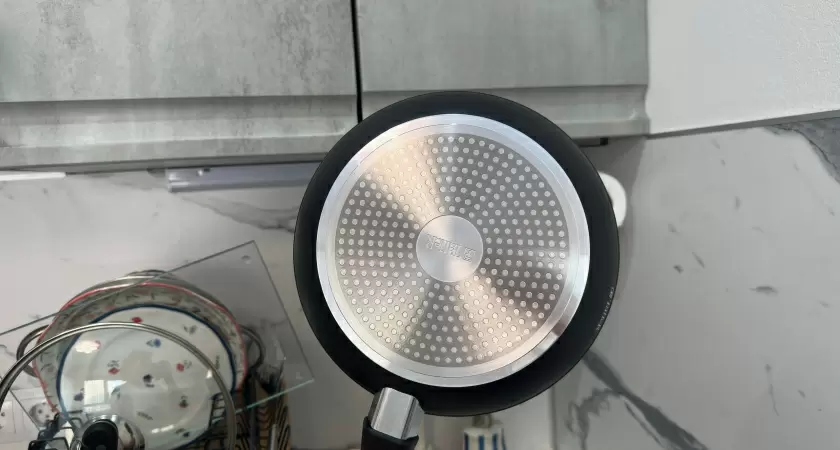 Эффективные методы удаления следов от наклеек с посуды и техники