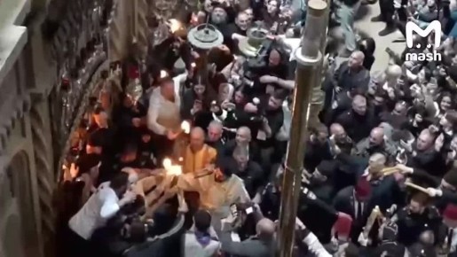 Благодатный огонь сошел в храме Гроба Господня в Иерусалиме