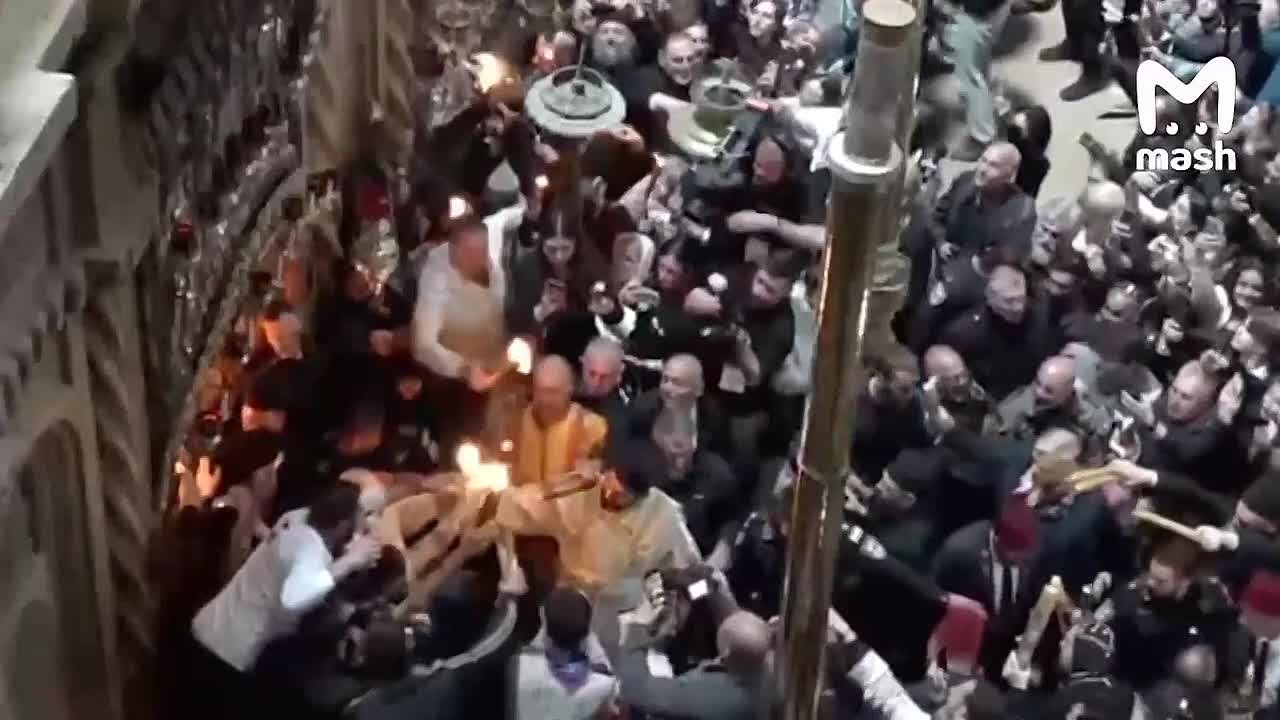 Благодатный огонь сошел в храме Гроба Господня в Иерусалиме