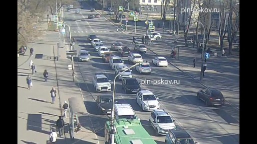 Момент нелепого ДТП на Октябрьском проспекте Пскова попал на видео