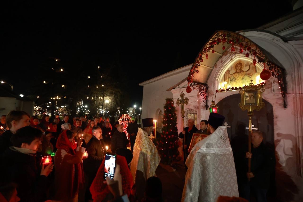 Пасхальные богослужения проходят в псковских храмах Пасхальные богослужения проходят в псковских храмах
