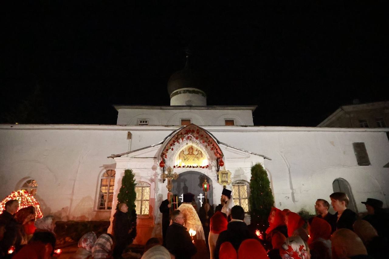 Пасхальные богослужения проходят в псковских храмах Пасхальные богослужения проходят в псковских храмах