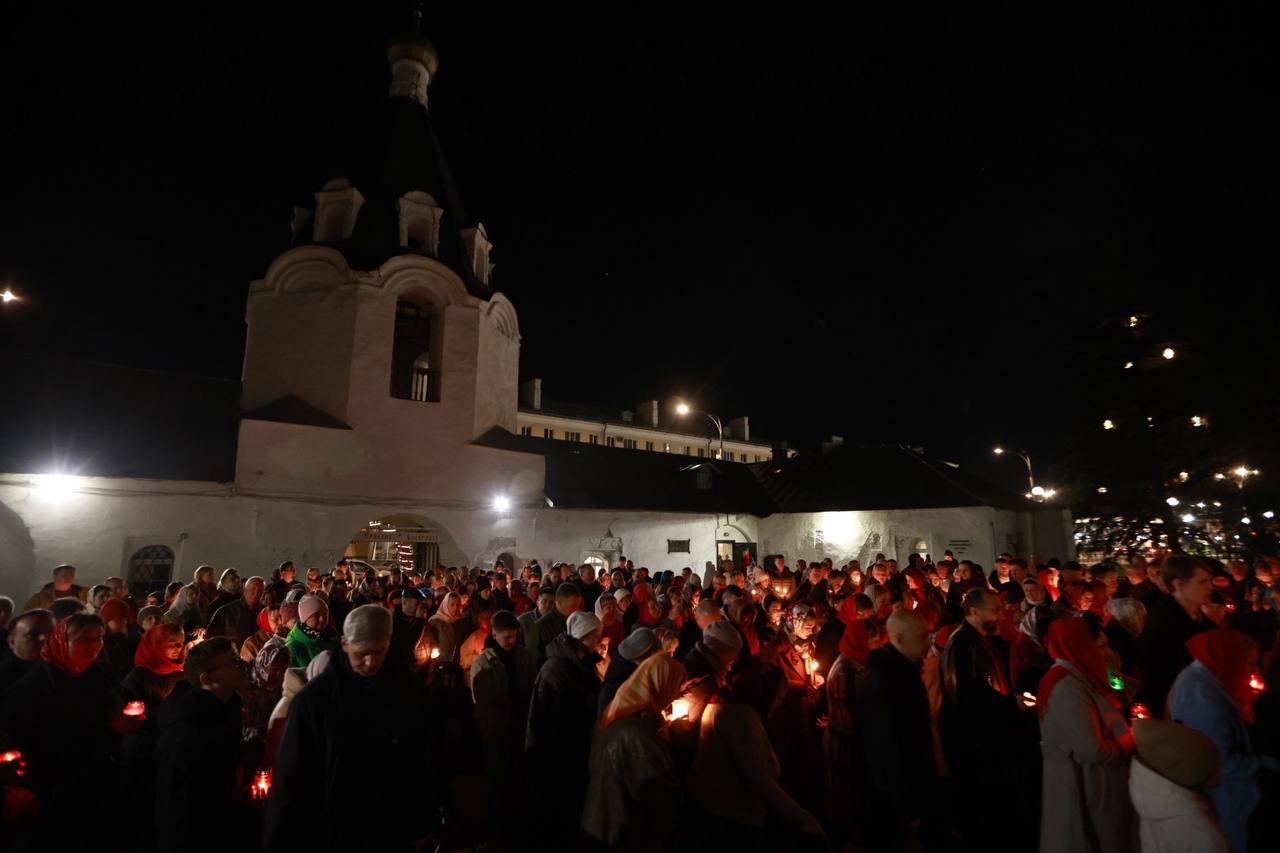Пасхальные богослужения проходят в псковских храмах Пасхальные богослужения проходят в псковских храмах
