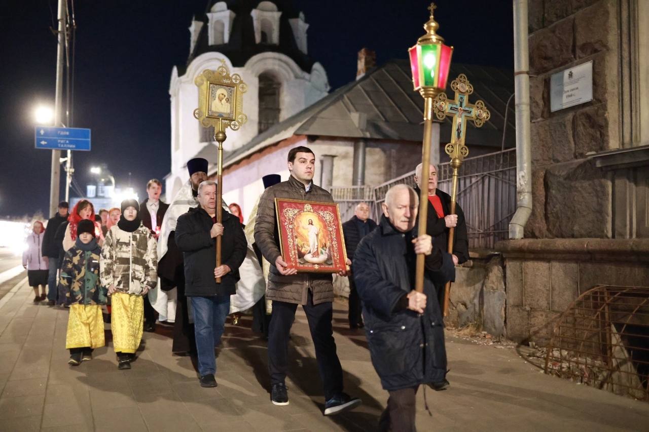 Пасхальные богослужения проходят в псковских храмах Пасхальные богослужения проходят в псковских храмах